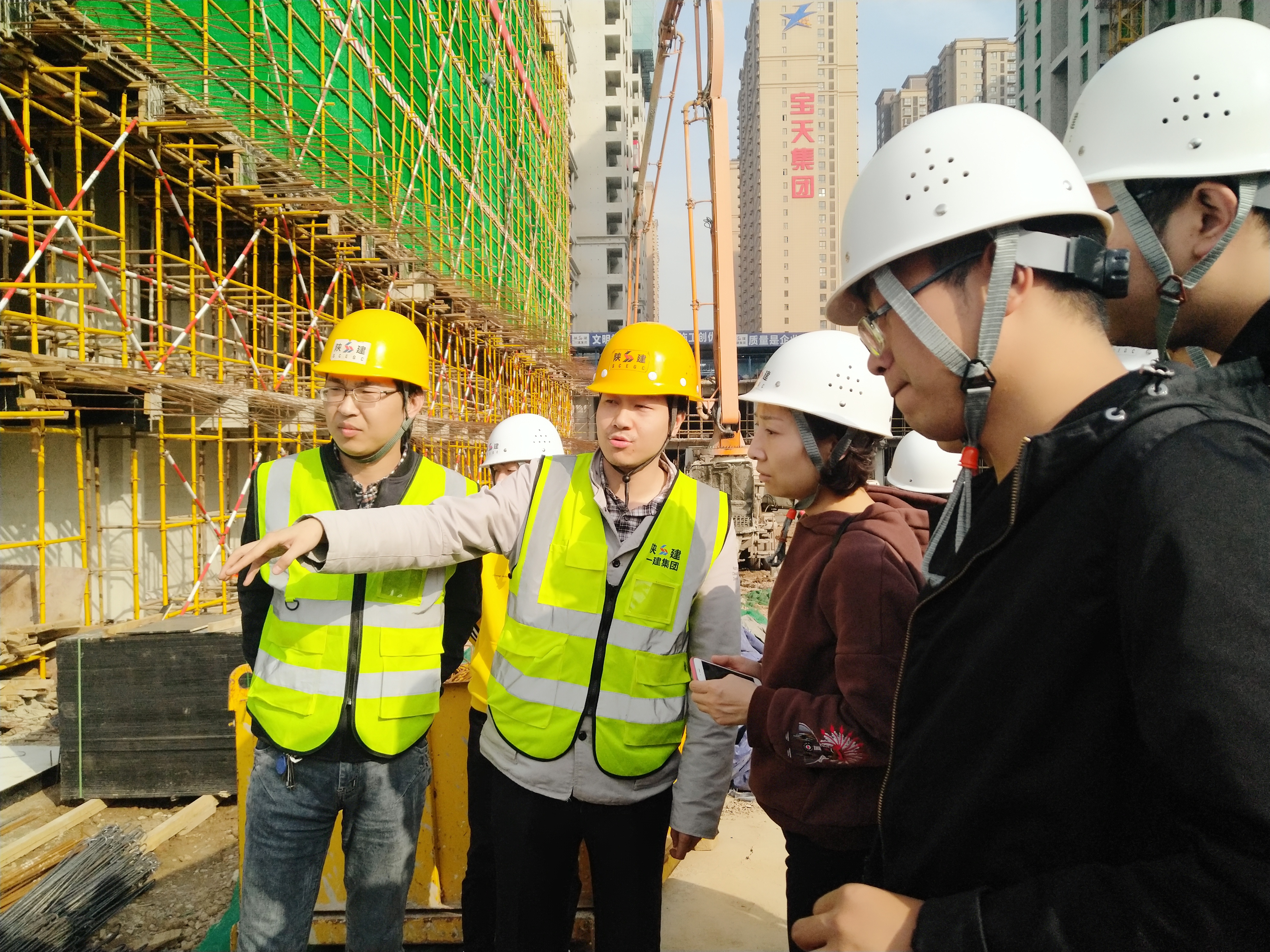 绿色建造课程项目组教师带领学生赴陕一建金泰新理城项目工地实习参观